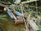 В Краснодаре Карасуны превратились в болото с пивными бутылками 
