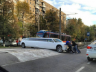  В Краснодаре лимузин застрял на трамвайных путях 