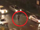 Бросавшийся под колеса машин неадекватный мужчина попал на видео в Краснодаре