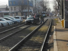 Машина в Краснодаре застряла посреди трамвайных путей 