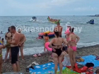 «Двери инфекционки всегда открыты»: в Краснодарском крае туристы продолжают купаться в море после введенного запрета 
