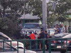 В Новороссийске автоледи перепутала педали и угодила в клумбу