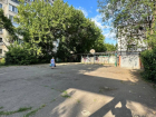 «Будут наркоманы собираться»: краснодарские пенсионерки запретили рэперу PLC ремонтировать детскую площадку во дворе многоэтажки