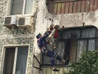 Выпавший из окна 5 этажа мужчина запутался в бельевых веревках в Новороссийске