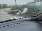 В Краснодаре объезжавший пробку водитель такси провалился в огромную яму