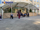 «Выпал при учителе и одноклассниках»: родители и школьники о падении мальчика с четвёртого этажа гимназии Краснодара