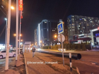 В Краснодаре огромная труба перекрыла автобусам доступ к остановке