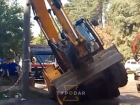  Экскаватор провалился в яму на месте коммунальной аварии в Краснодаре