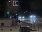 Бросившего тротуарную плитку в проезжающий Mercedes неадеквата задержали в Краснодаре