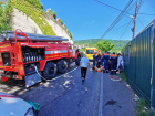 В Сочи автобус с пассажирами улетел в кювет: 12 человек пострадали