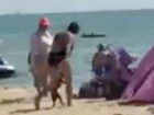 Кричащая матом женщина побила собаку при детях на пляже Анапы