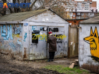 В Краснодаре снесут незаконные туалеты, гараж и трёхэтажку