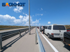 Туристы бегут из Крыма: сотни авто скопились перед Керченским мостом в сторону Краснодарского края
