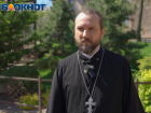 О «дубайских» куличах, алкоголе на столе и посещении кладбищ: священник ответил на главные вопросы про Пасху