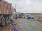 Дорогу в Краснодарском крае засыпало мандаринами из-за ДТП