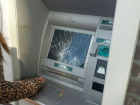Житель Кубани разбил камнем банкомат, захвативший его банковскую карту 