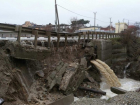 Ливень размыл дорогу и обрушил часть моста в Новороссийске 