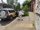 В центре Краснодара на трамвайных путях столкнулись Mercedes и Lada Largus