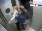 Краснодарка в лифте била и душила дочь-школьницу за причёску