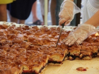 Гигантский вишневый пирог испекли в Новороссийске