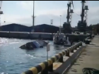 В Сочи тонущую яхту притащили к берегу, когда она почти скрылась под водой