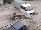 Жителей Туапсе напугали видео бурного потока, сносящего авто