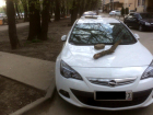 В Краснодаре неправильно паркующихся автомобилистов наказали с помощью кирпичей и бревен