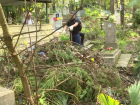 «Ни стыда, ни совести»: в Сочи на кладбище завалили могилы мусором в преддверии Радоницы