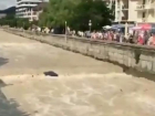 В Ольгинке двое пьяных отдыхающих на матрасе сплавлялись по реке