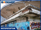 Граффити о наркотиках, пустые бутылки и маргиналы: здание цирка в Краснодаре превратилось в общественный туалет
