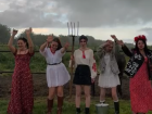 Сельский гламур и танцы возле трактора: жительницы Краснодарского края сняли забавное видео о жизни в станице