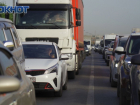 Более 200 авто встали в пробку у Крымского моста 
