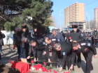 Краснодарцы несут цветы к авиаучилищу в память о погибшем в Сирии Романе Филипове