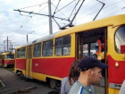 В Краснодаре фура, застрявшая на трамвайных путях, устроила транспортный коллапс