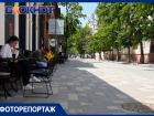 Красят дома, укладывают плитку и ставят полусферы: показываем улицу Чапаева в Краснодаре перед открытием