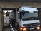 На Кубани водитель большегруза сломал мост, пытаясь проехать под ним 
