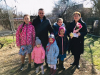 Депутат Гордумы Краснодара Андрей Анашкин поздравил с наступающим 8 марта многодетную мать
