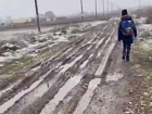 Краснодарские дети добираются в школу по грязи и полузатопленной дороге
