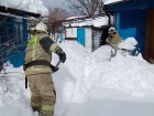 Спасатели на Кубани помогли пенсионерам отчистить дворы от снега 