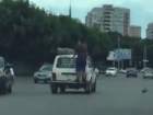  «Когда в машине нет кондиционера»:  мужчина, стоя на бампере «Нивы», прокатился по улицам Краснодара