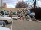  Жильцы многоэтажки в Краснодаре завалили мусором тротуар 
