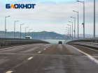 Более 200 машин застряли в пробке перед Крымским мостом