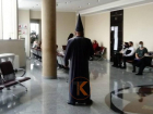 Из здания Краснодарского краевого суда выгнали мужчину в костюме волшебника 