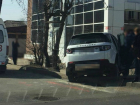 Внедорожник на высокой скорости протаранил стену офиса в центре Краснодара