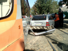 В Краснодаре водитель "Мерседеса" остался без бампера после ДТП с трамваем