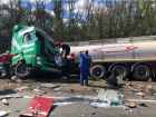 В Краснодарском крае двое водителей погибли в ДТП с тремя грузовиками