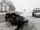 В Абинском районе на скользкой дороге женщина не справилась с управлением и врезалась в многотонный грузовик 