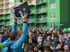Дольщики 17-летнего долгостроя получили ключи и подарки от краснодарского застройщика 
