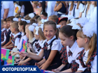 Классы от «А» до «Ж» и вход по списку: в Краснодаре в День знаний открылась новая школа на 1100 мест
