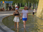 «Все купаются – и мы тоже!»: понаехи и краснодарцы упорно лезут в фонтаны парка Галицкого